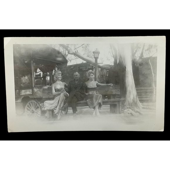 Knotts Berry Farm Found Photo Ghost Town Calico Belles Cecelia Marilyn Bench 50s - Picture 2 of 7
